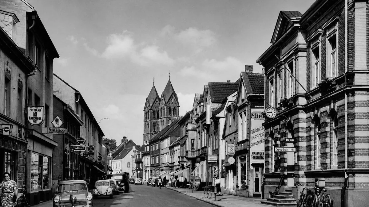 Schlebuscher Hauptstraße 1965 – historische Schwarzweiß-Aufnahme mit denselben Kirchtürmen
